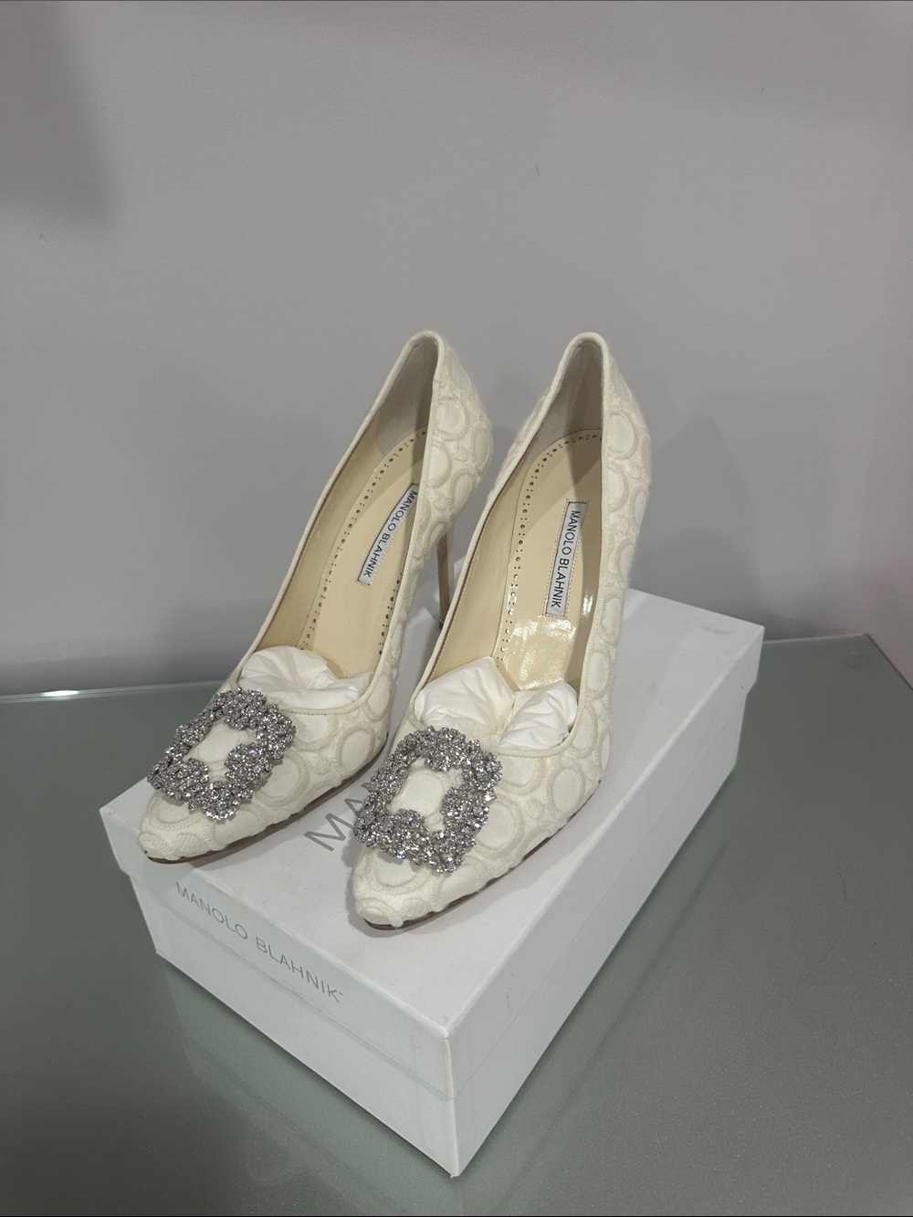 Manolo Blahnik Ivory silk Embellished Pearl Pumps size 39.5 - Picture 1 of 11